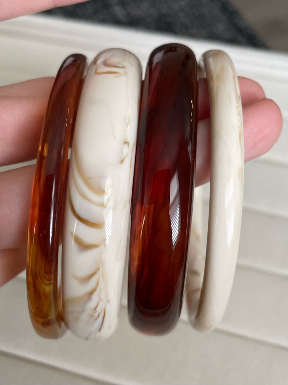 4Pcs Resin Bangle Set in Amber and Cream NeW B04-09